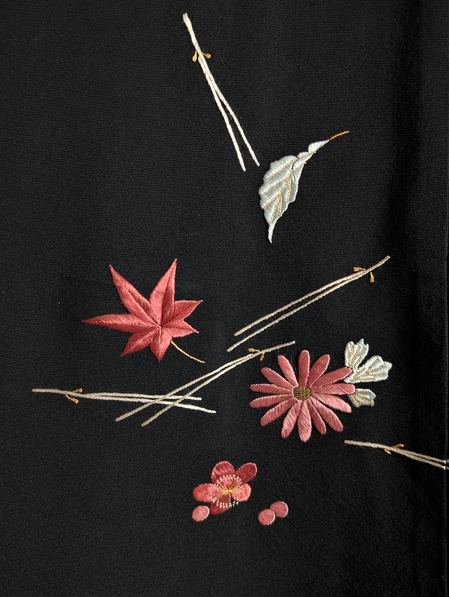 Haori con motivo di fiori e foglie ricamato