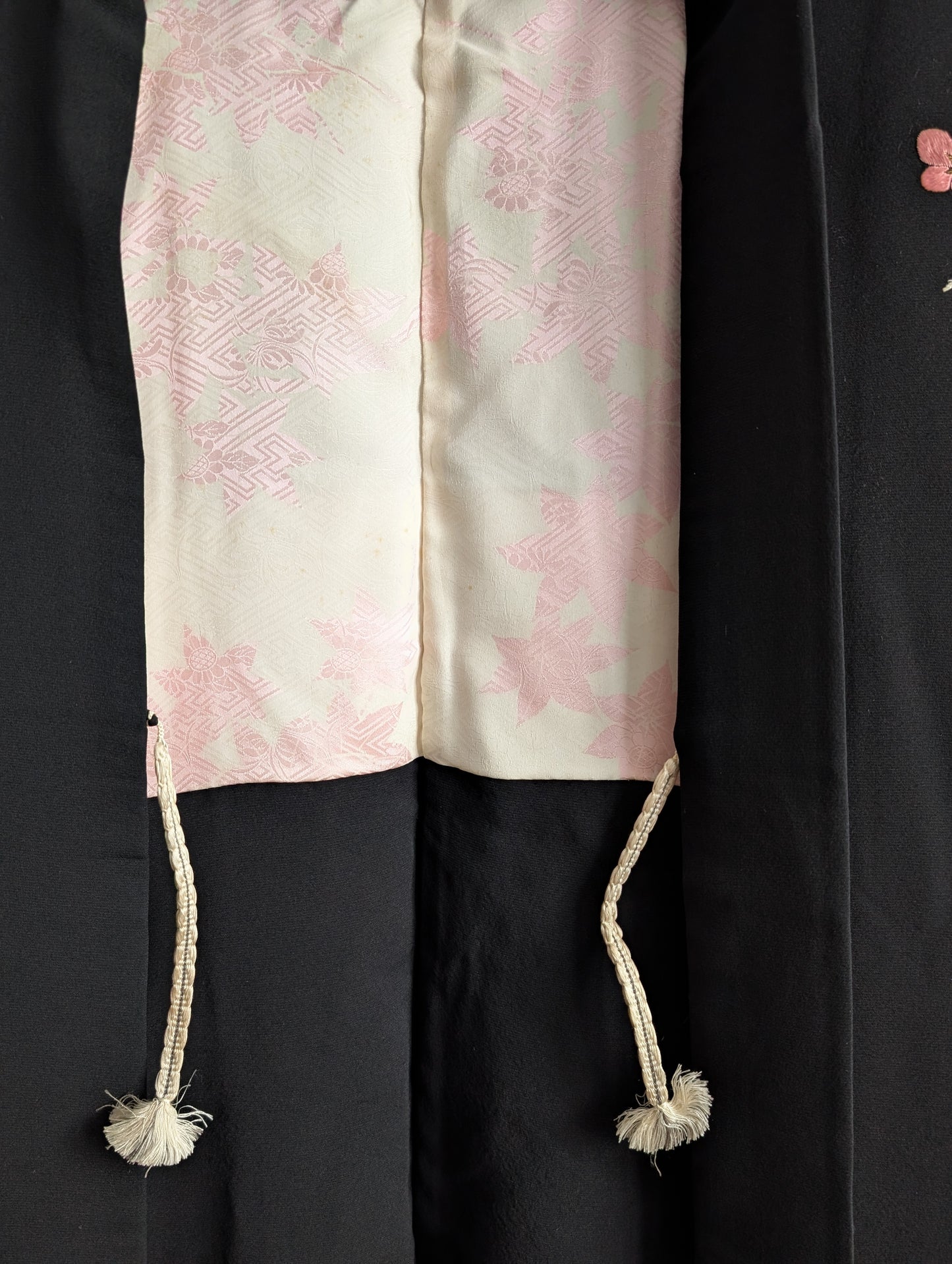 Haori con motivo di fiori e foglie ricamato