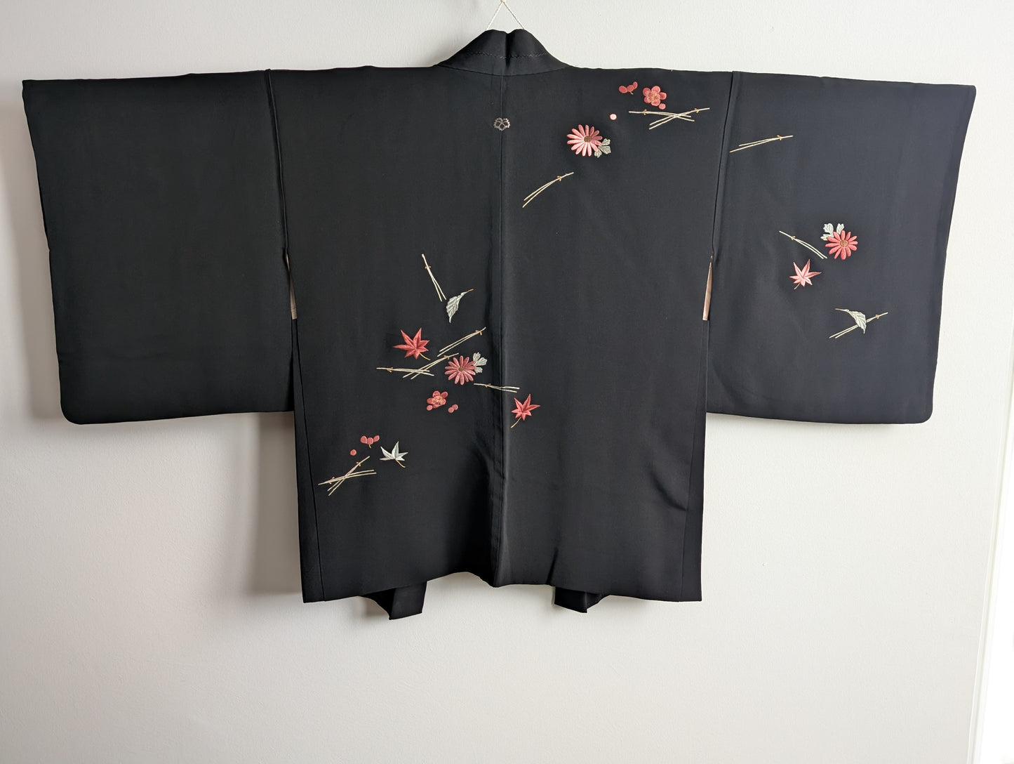 Haori con motivo di fiori e foglie ricamato