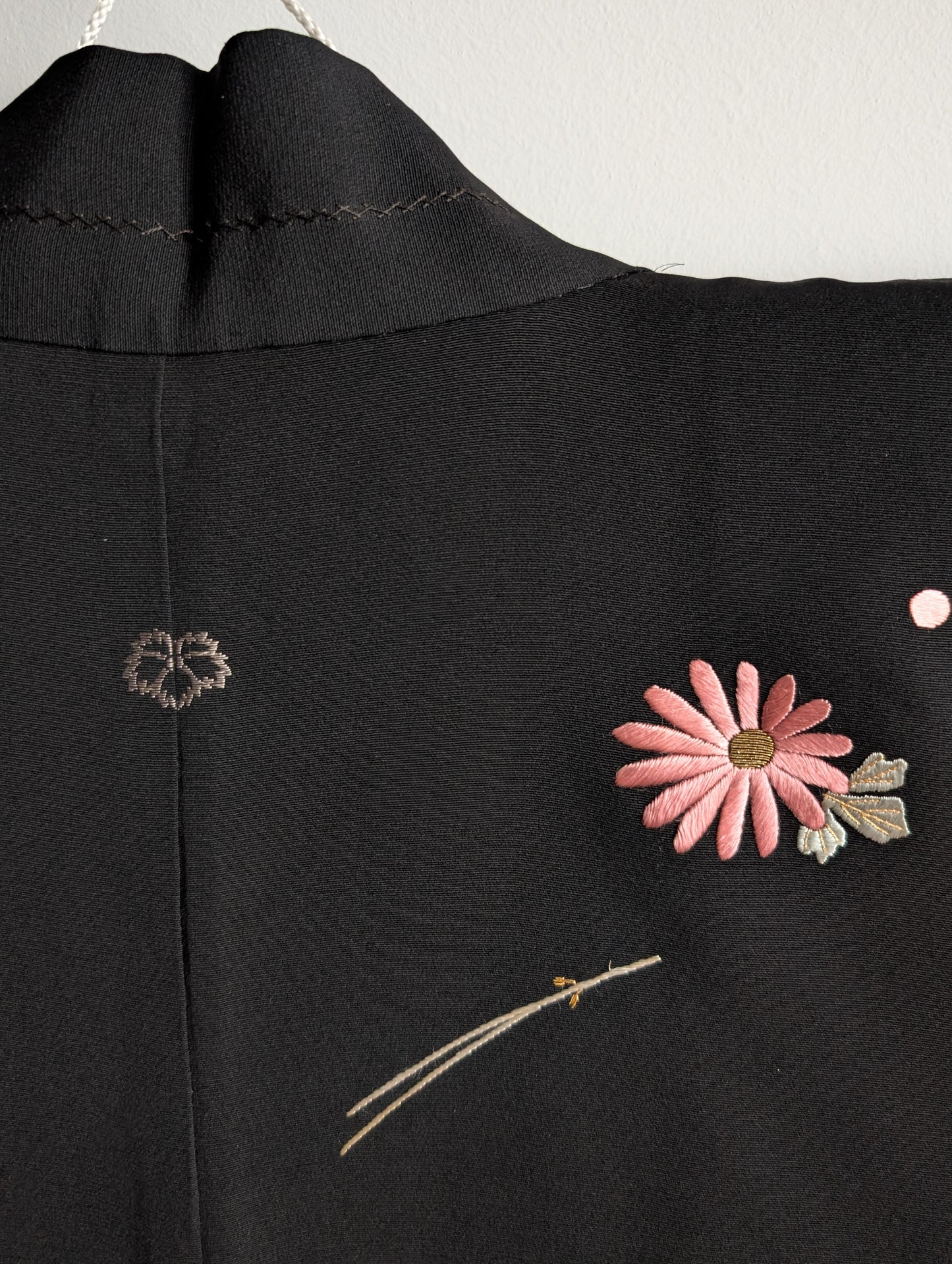 Haori con motivo di fiori e foglie ricamato