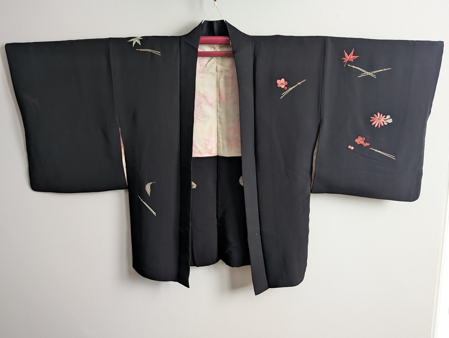 Haori con motivo di fiori e foglie ricamato