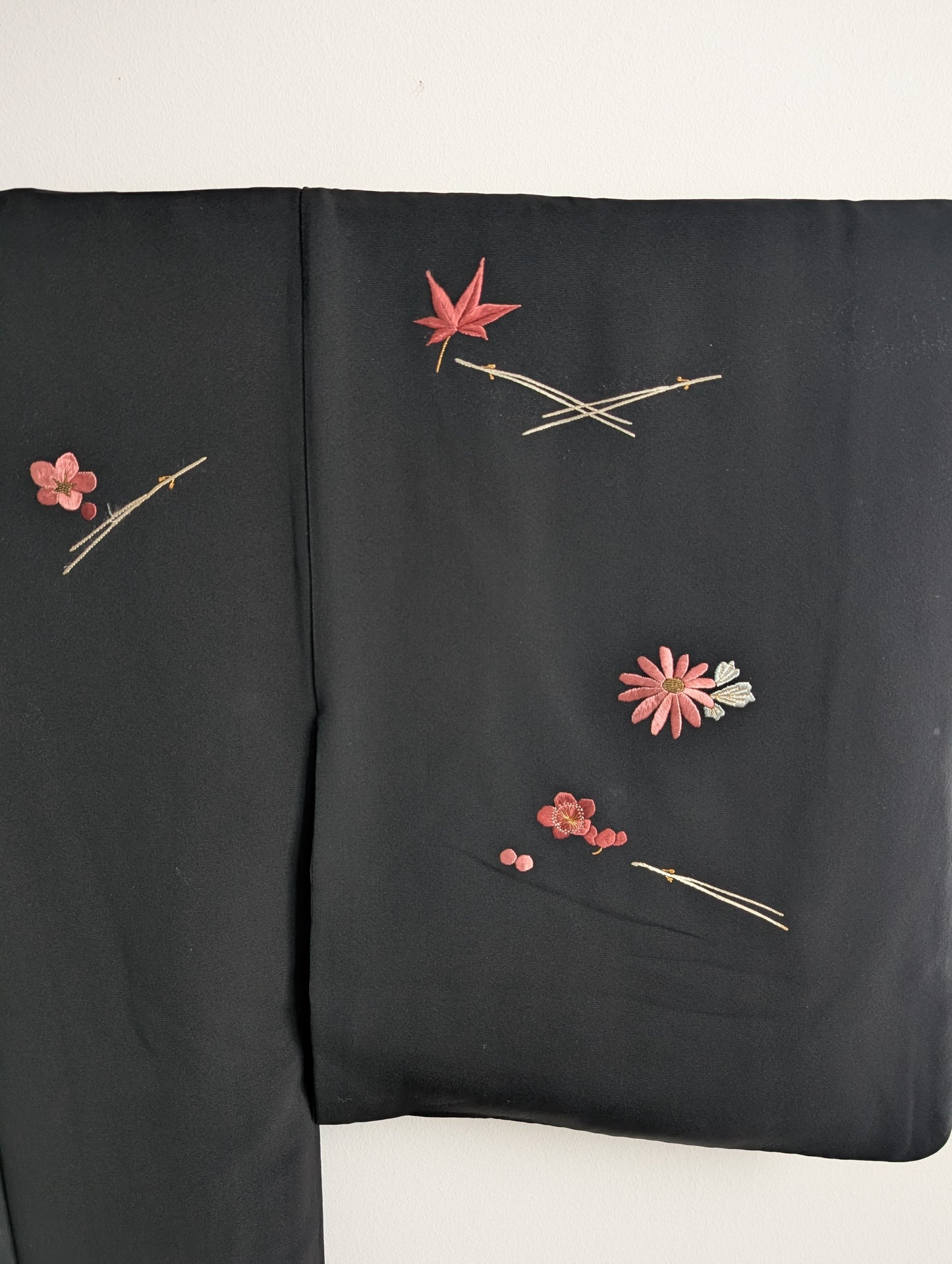 Haori con motivo di fiori e foglie ricamato